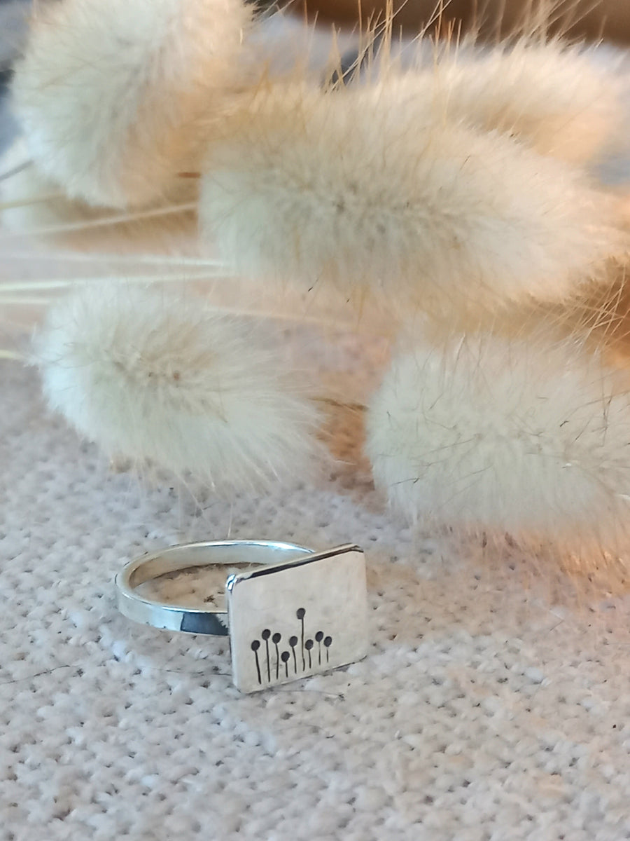 Dandelions ring Marked by Light