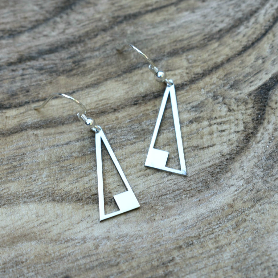 A right-angled triangle with a square insert.  These earrings can be manufactured in silver, copper, brass or 9ct gold.  Disc size: 20 x 9 mm  All earrings are made with silver hooks, for gold hooks with the gold discs (only yellow or white gold) please inquire about the price.