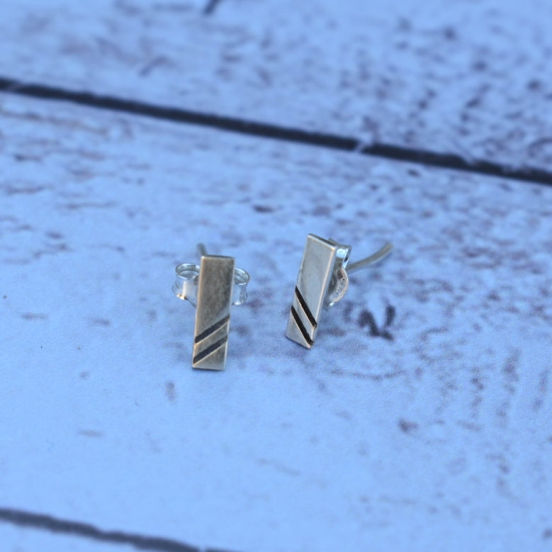 Bar studs with double diagonal line
