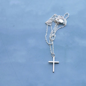 Petit silver cross