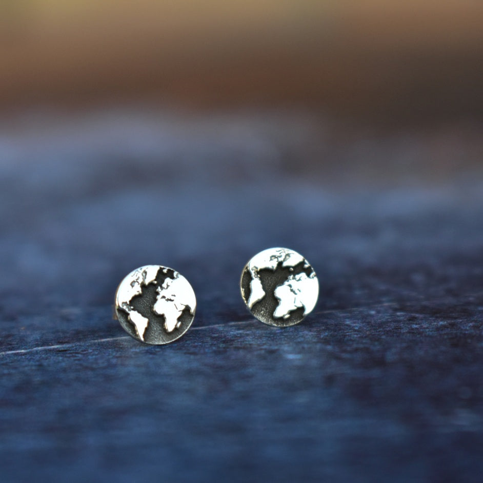 Globe engraved disc studs